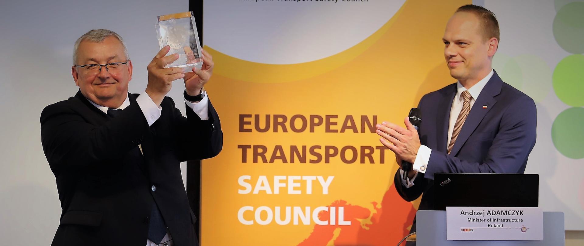Minister infrastruktury Andrzej Adamczyk oraz wiceminister infrastruktury Rafał Weber podczas konferencji po otrzymaniu przez Polskę nagrody Europejskiej Rady Bezpieczeństwa Transportu (ETSC) Road Safety Performance Index (PIN) Award
