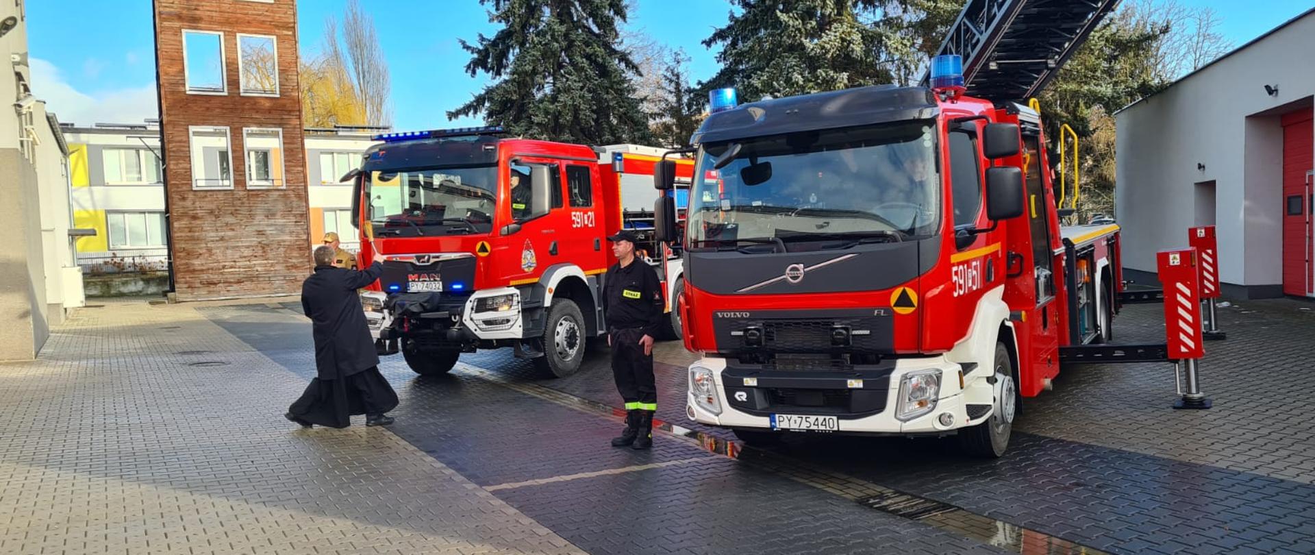 Poświecenie nowych samochodów przez księdza