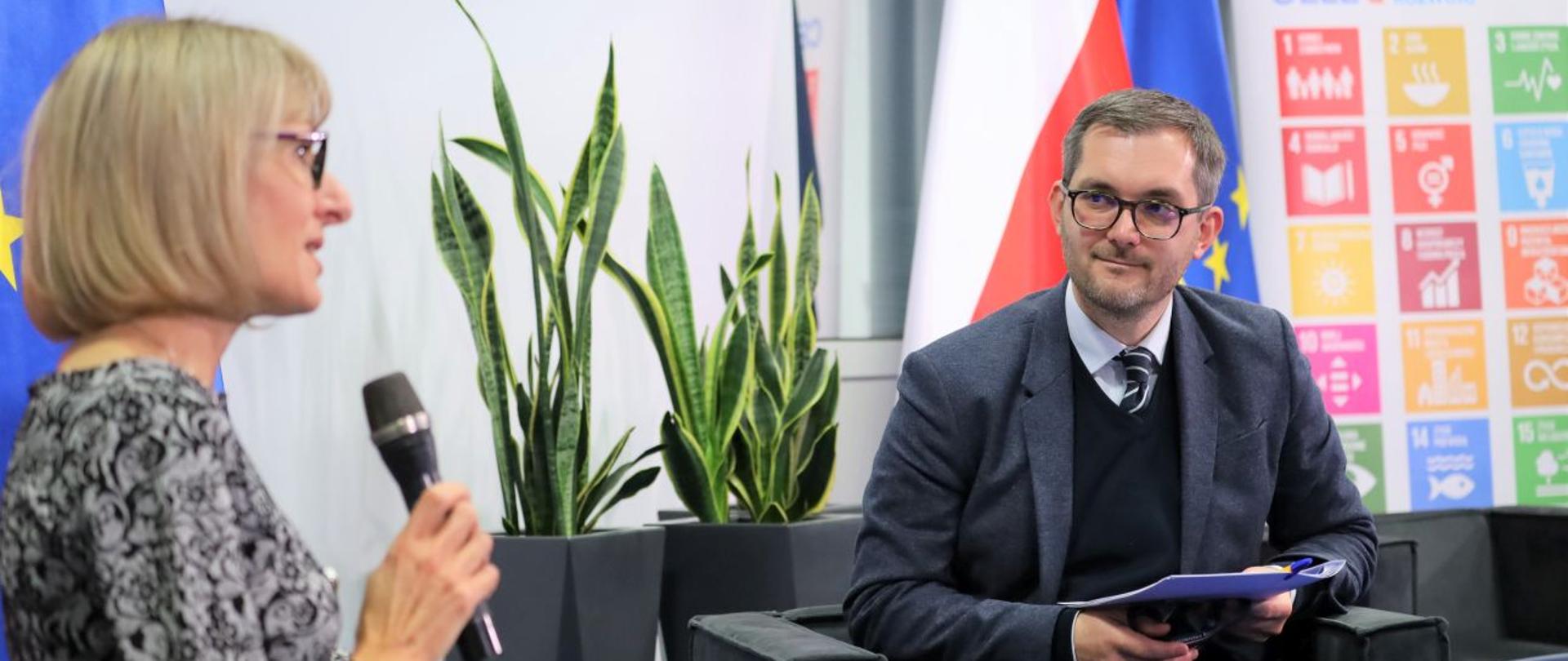 Od lewej: zastępca dyrektora Departamentu Analiz Gospodarczych Aneta Piątkowska oraz min. Marek Niedużak