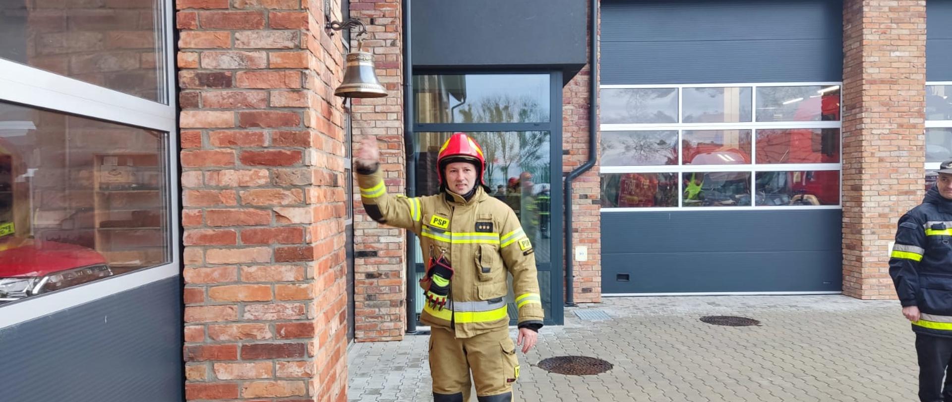 Na zdjęciu aspirant sztabowy Marek Zagórski podczas uroczystej zmiany służby w związku z przejściem na zaopatrzenie emerytalne. Z prawej strony widoczny zastępca Komendanta Powiatowego Państwowej Straży Pożarnej w Świeciu starszy brygadier Andrzej Rafalski