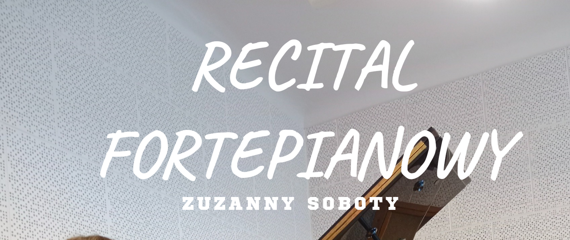 Plakat zdjęcie pianistki przy fortepianie. Od góry: RECITAL FORTEPIANOWY ZUZANNY SOBOTY. Na dole: 21 maja 2024 r. godz. 18:00 aula Państwowej Szkoły Muzycznej I stopnia im. Zygmunta Noskowskiego w Krzeszowicach, ul. Ogrodowa 7 wstęp wolny