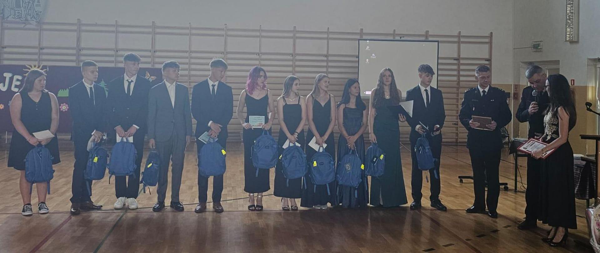 Zdobywcy II miejsca w konkursie NIE NAGRYWAJ.REAGUJ - uczniowie klasy 8 ZSP nr 4 w Nowym Dworze Mazowieckim