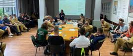 Grupa pracowników Wojewódzkiego Inspektoratu Ochrony Środowiska, wraz z przedstawicielami Państwowej Straży Pożarnej na odprawie po przeprowadzonych ćwiczeniach 