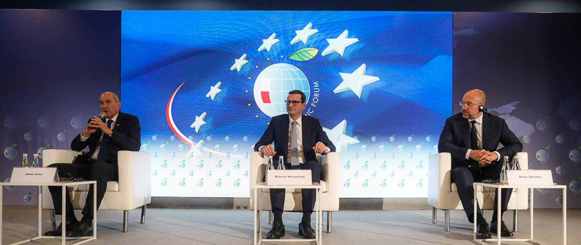 Premier Mateusz Morawiecki, Premier Ukrainy Denys Szmyhal i Premier Słowenii Janez Janša podczas panelu "Europa: kierunek odbudowa" poczas Forum Ekonomicznego w Karpaczu