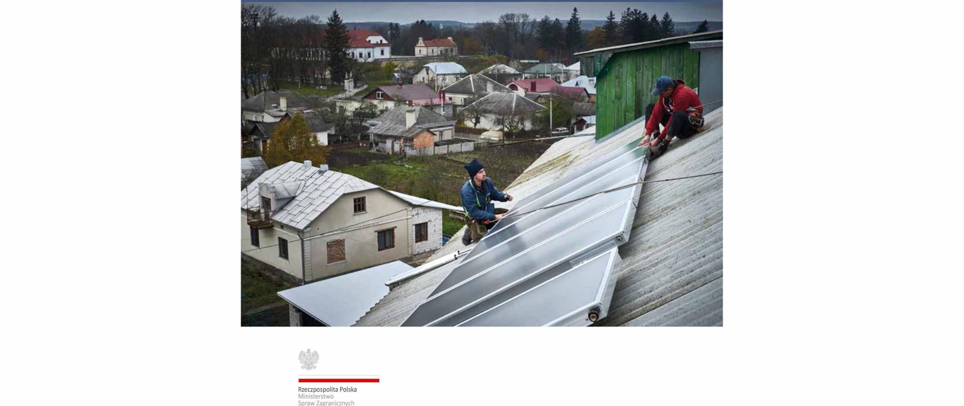 Polska współpraca rozwojowa - Raport roczny 2017 - dwóch mężczyzn na dachu mierzą i instalują solary słoneczne
