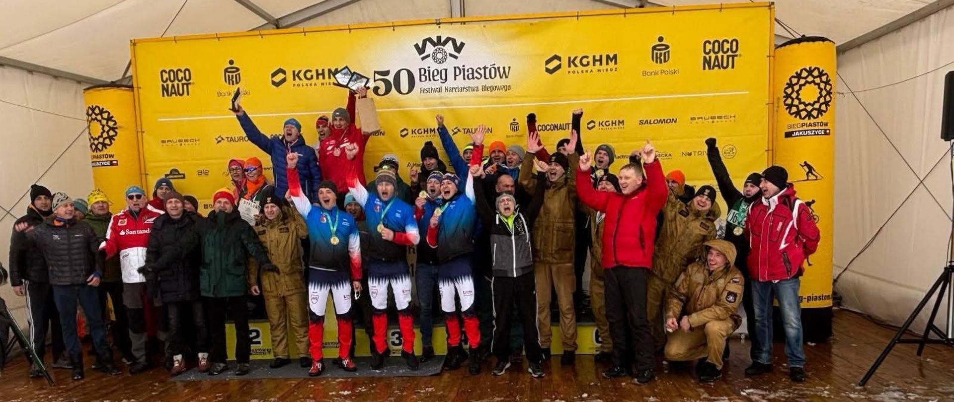 Na zdjęciu znajdują sie zawodnicy oraz przedstawiciele PSP