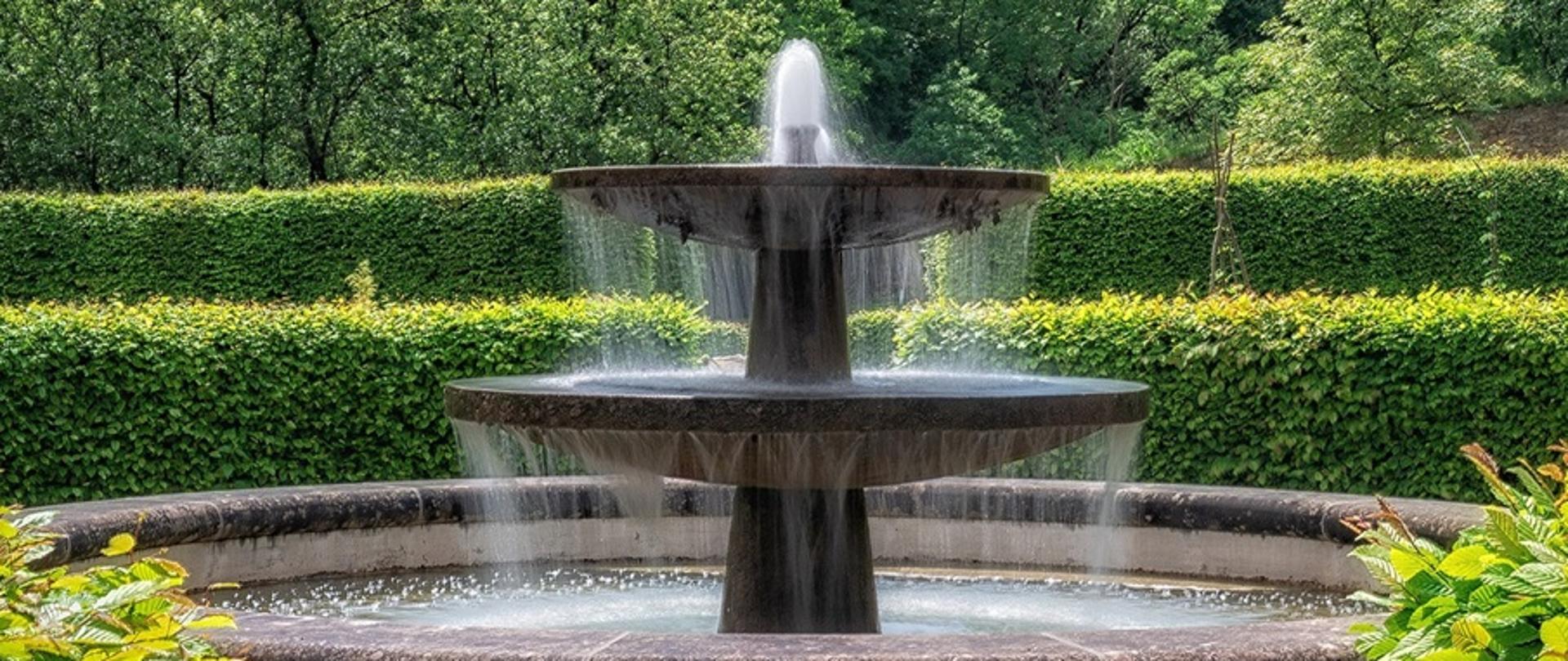 Fontanna na tle zieleni