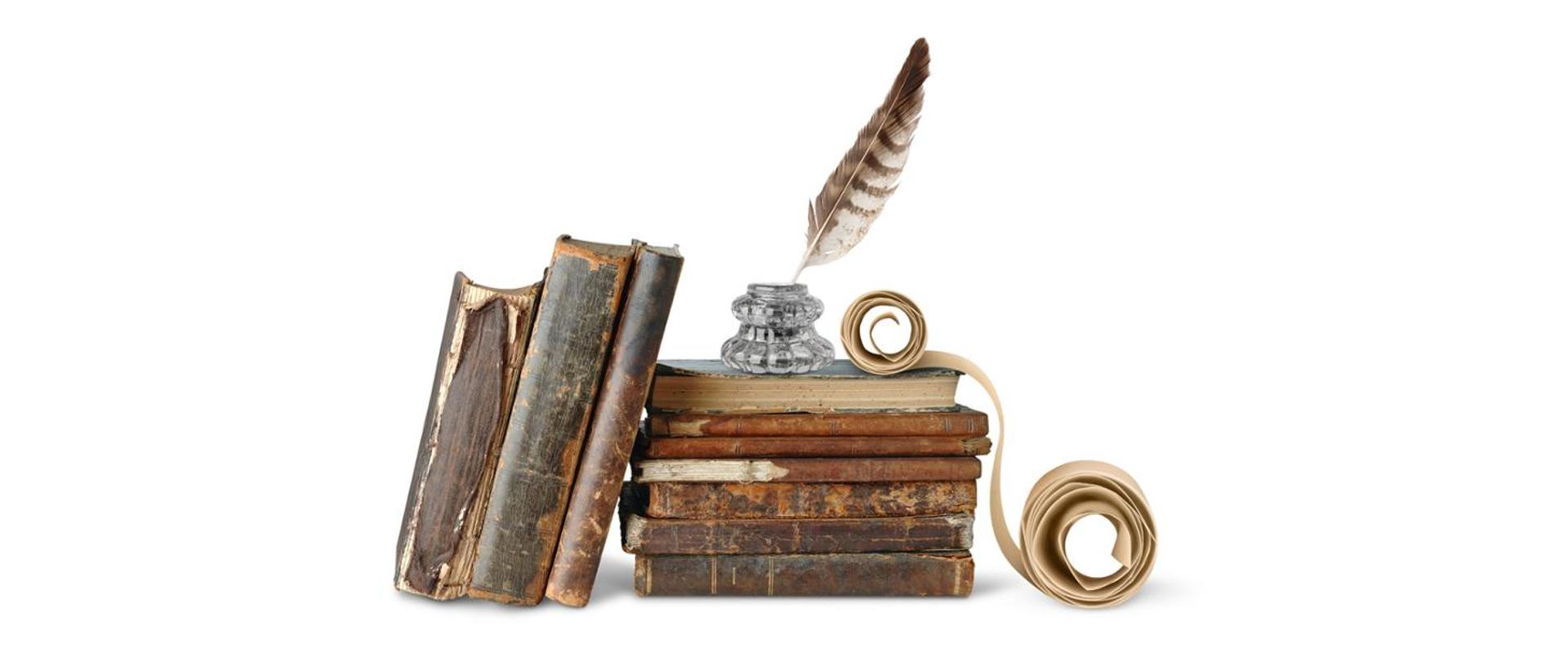 stare książki, część z nich leży poziomo, część stoi oparta o te leżące. Na książkach leżących stoi kałamarz z piórem ptaka zanurzonym w tym kałamarzu