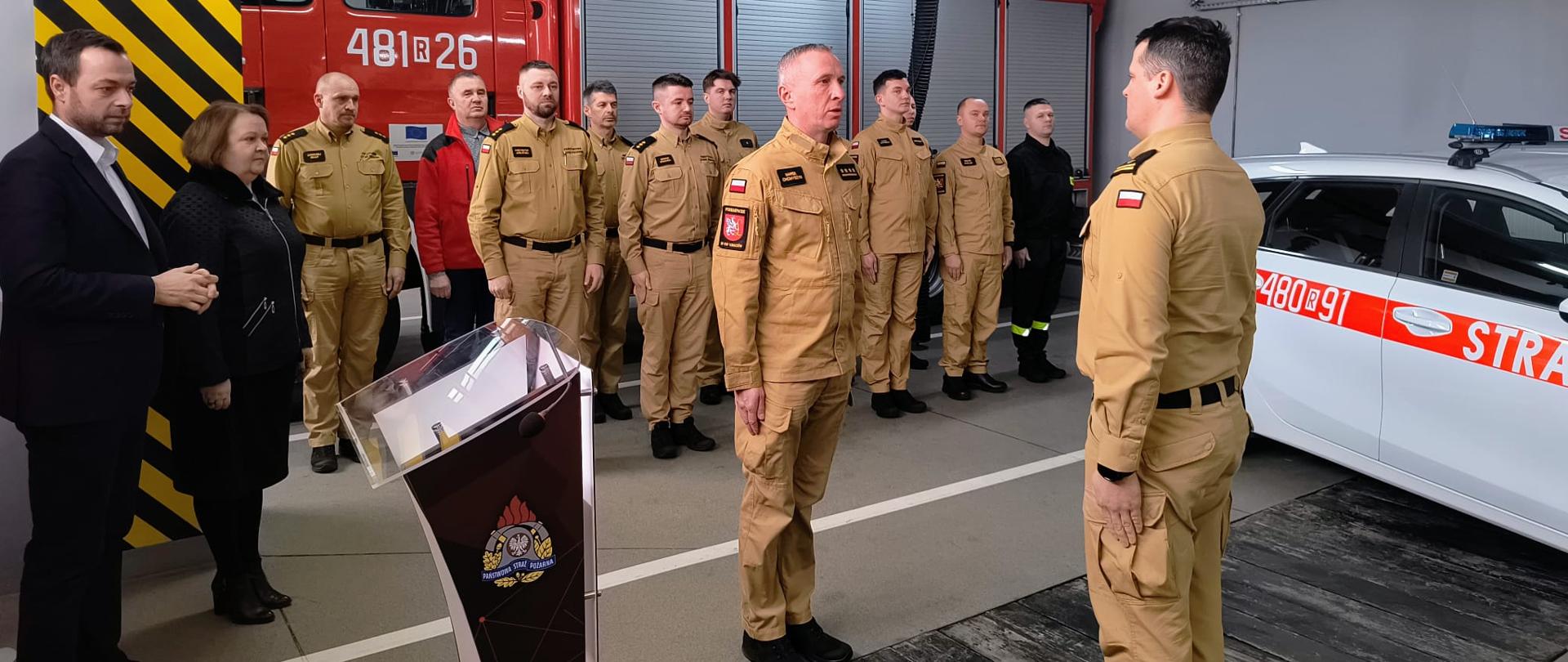 Komendant Powiatowy PSP w Lubaczowie mł. bryg. Piotr Szpytma wraz z Funkcjonariuszami tut. Komendy