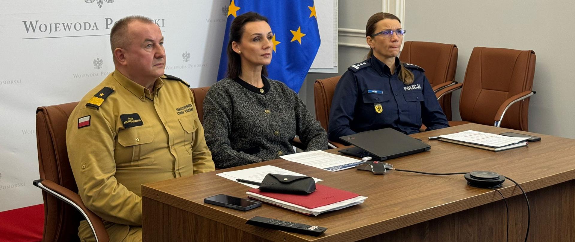 trzy osoby uczestniczą w wideokonferencji, w tym wojewoda pomorska