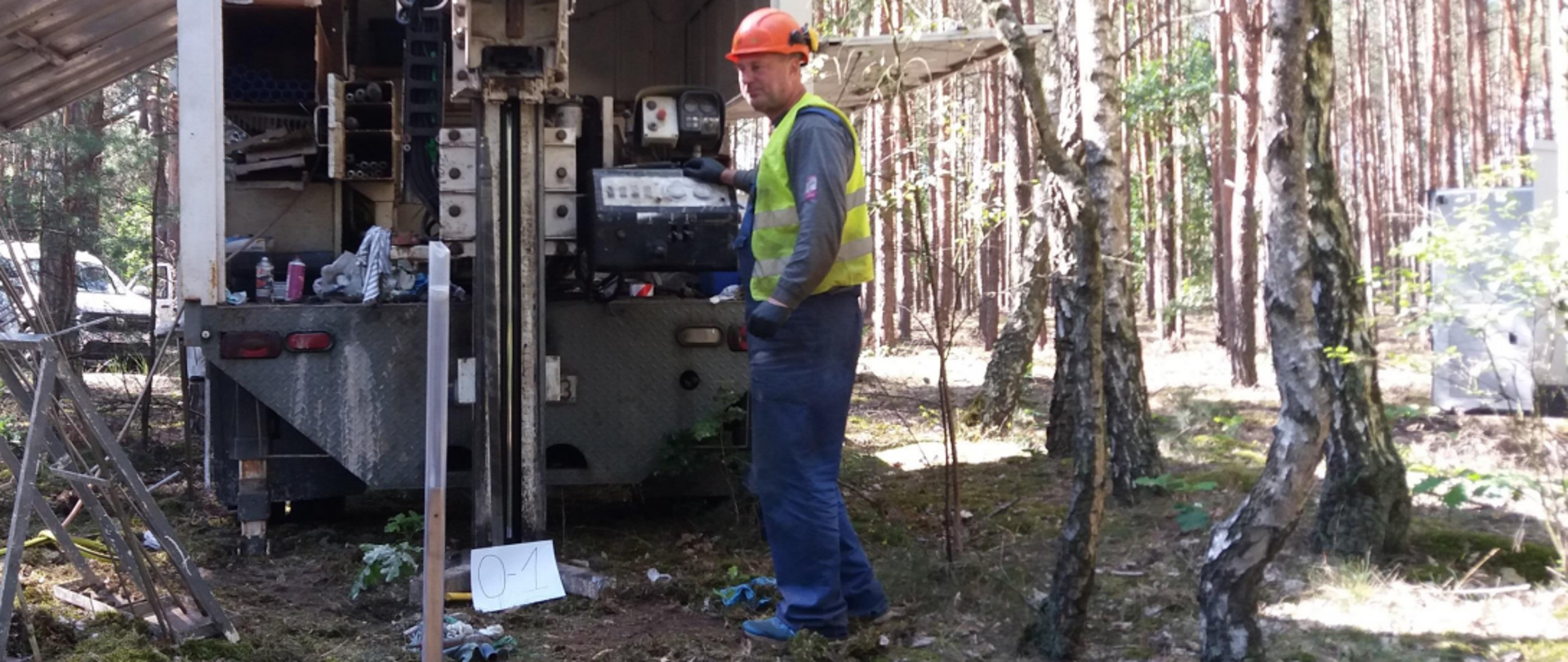 Mężczyzna w stroju roboczym, podczas prac terenowych - odwierty