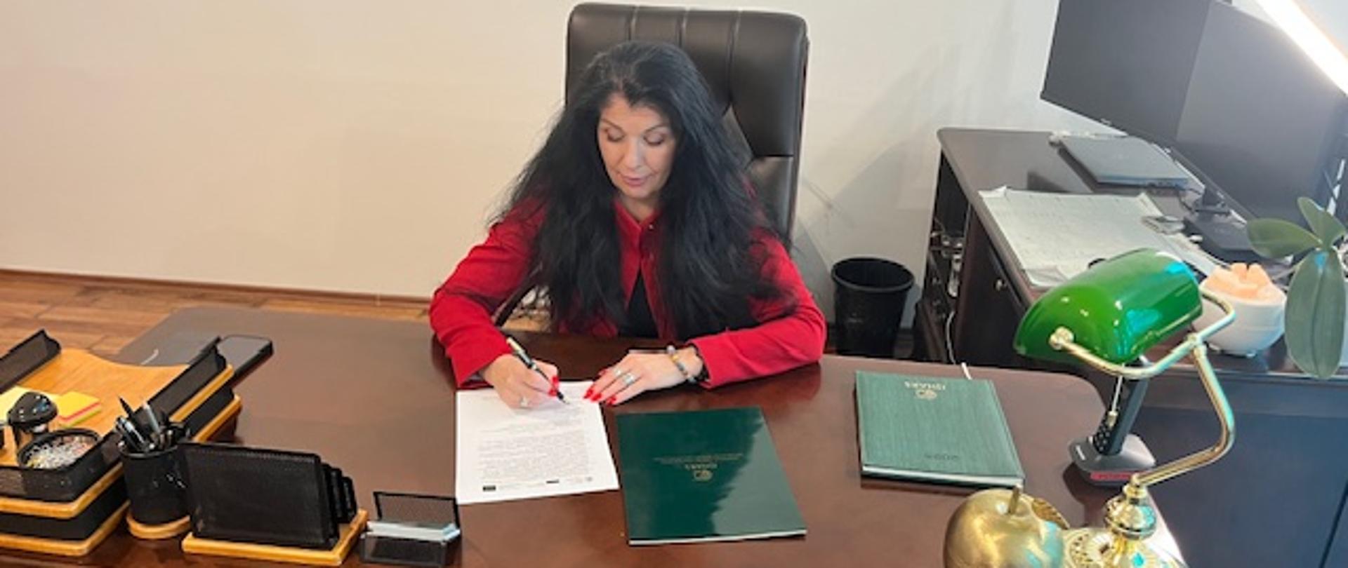 Zachodniopomorski Wojewódzki Inspektor IJHARS Anna Kusy-Łowicka podpisuje porozumienie o współpracy