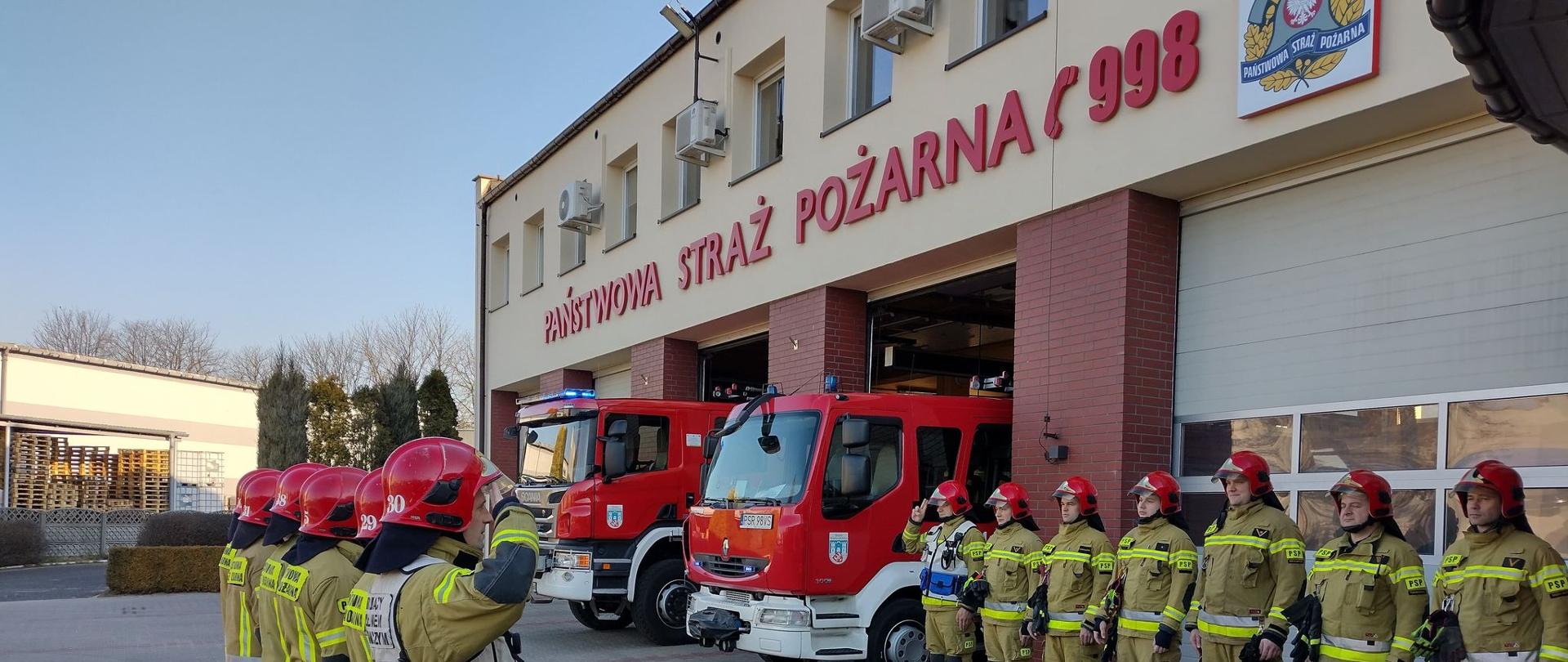 Uroczysta zmiana służby - minuta ciszy dla strażaków z Ukrainy dwa rzędy strażaków