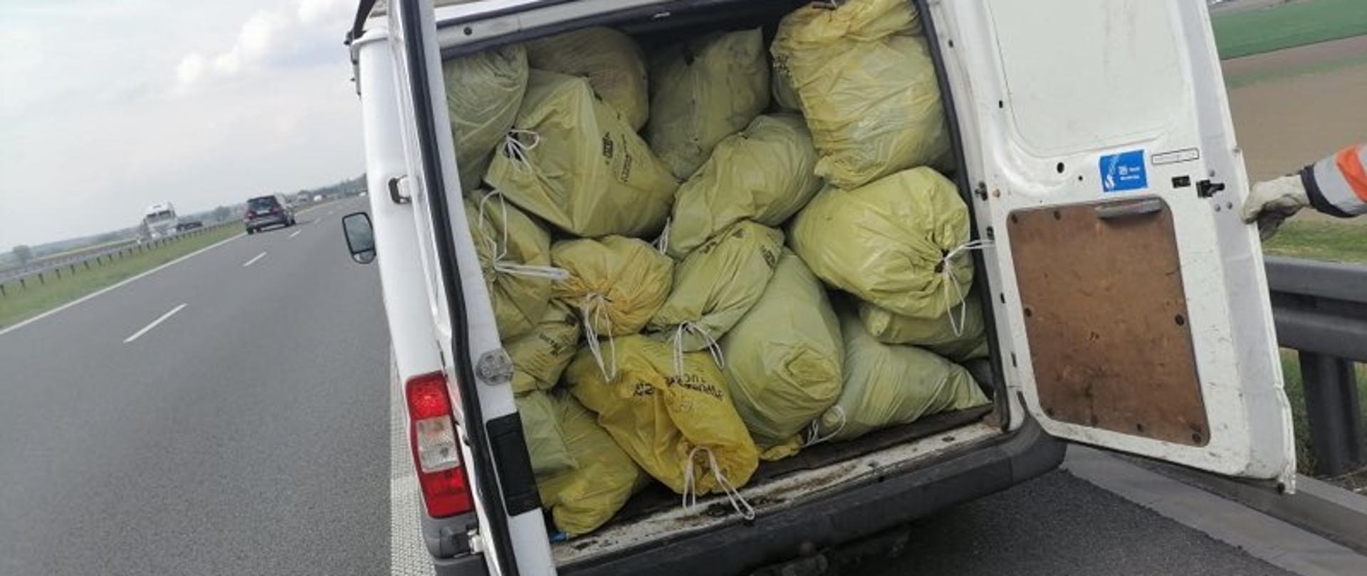 Droga ekspresowa S5, Rejon Wołów - pojazd służby drogowej wypełniony zebranymi śmieciami