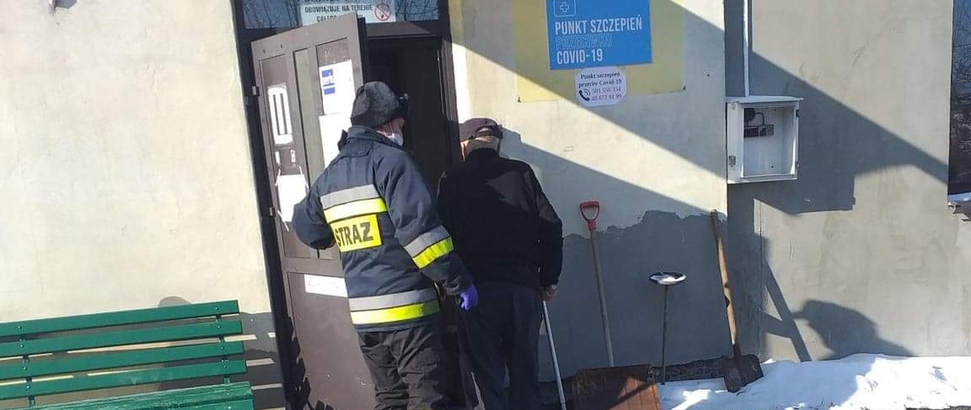 Zdjęcie przedstawia proces transportowania seniora do punktu sczepień