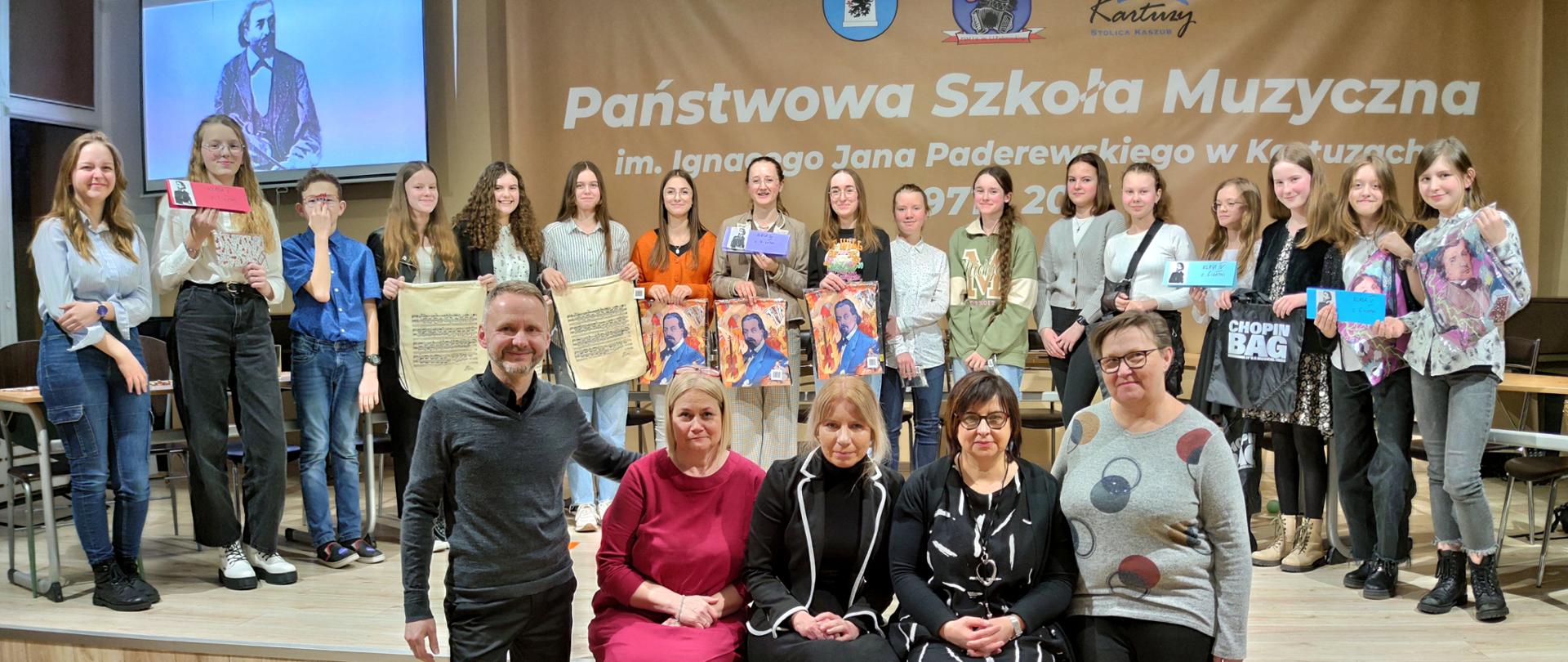 nagrodzeni na konkursie uczniowie oraz członkowie jury i organizatorzy