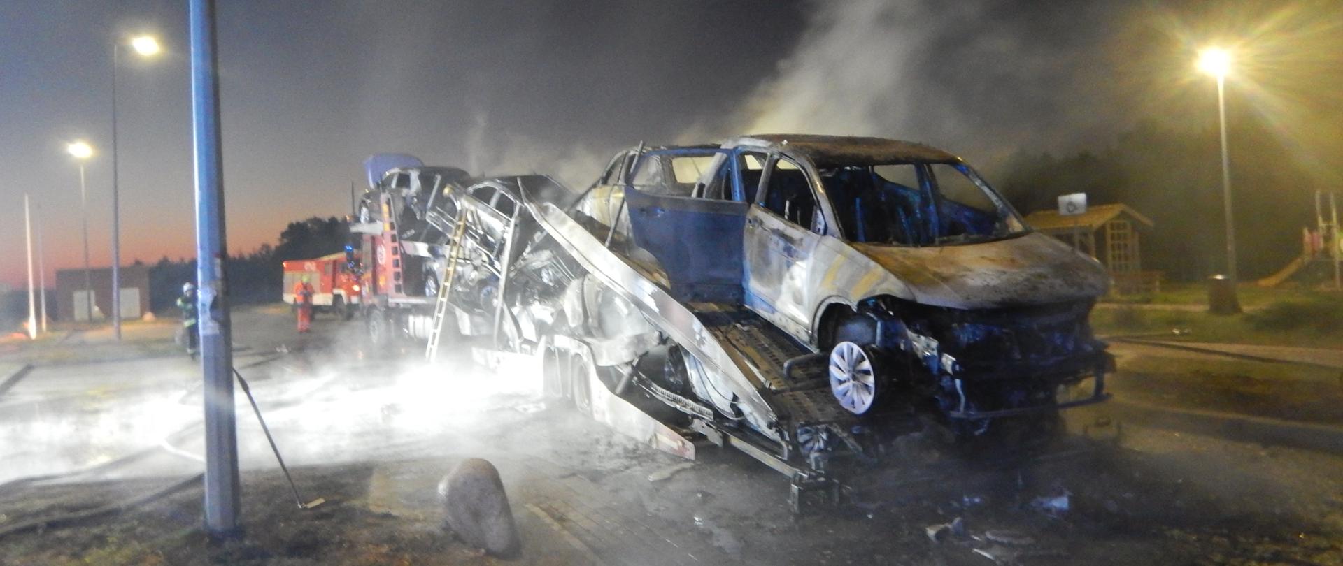 Zdjęcie przedstawia lawete samochodową po pożarze.