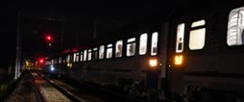Na torowisku, kilkaset metrów od dworca PKP w Bojanowie stoi pociąg osobowy, który wcześniej potrącił człowieka. Pora nocna.