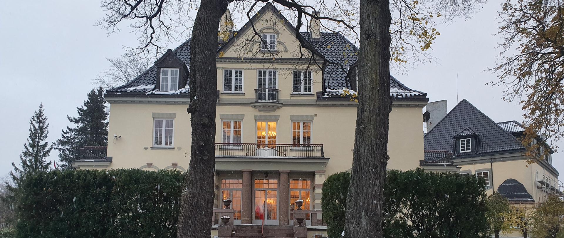 Budynek_ambasady_zimą_2