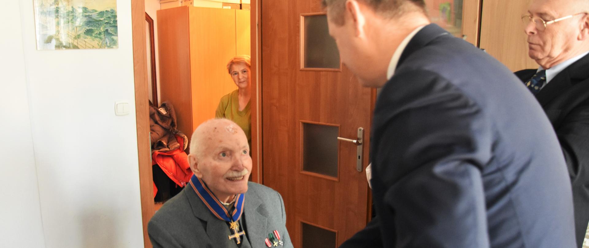 Wicewojewoda Mazowiecki Artur Standowicz i uhonorowany Pan Mieczysław Wierzbowski.