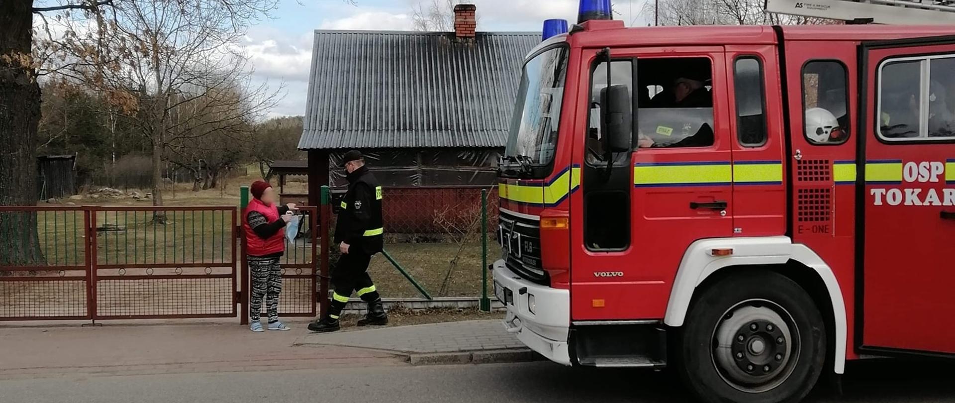 Strażacy z OSP Tokary, w ramach wsparcia Narodowego Programu Szczepień, rozpoczęli dystrybucję ulotek propagujących wiedzę na temat profilaktyki oraz szczepień przeciw COVID-19 skierowaną do mieszkańców małych miejscowości i wsi. 