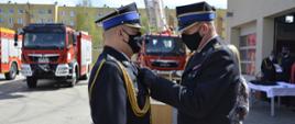 Zdjęcie przedstawia wręczenie strażakowi odznaczenia przez Komendanta Wojewódzkiego PSP w Szczecinie