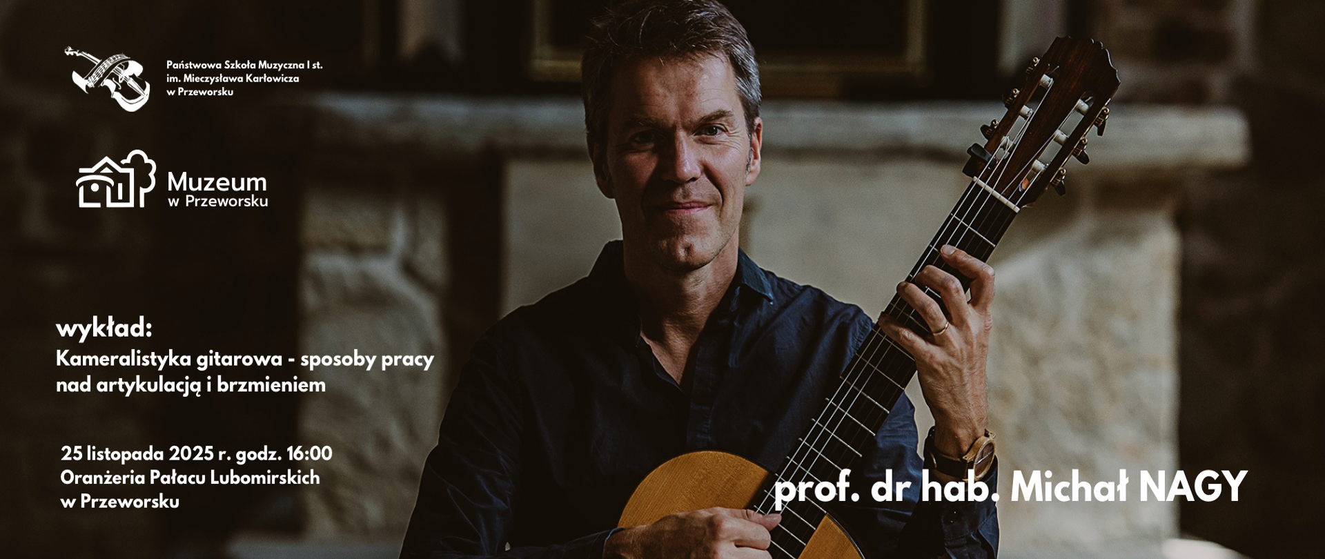 Plakat zapraszający na warsztaty gitarowe. Centralnie widoczne jest zdjęcie portretowe prof. dr. hab. Michała Nagiego, uśmiechniętego mężczyzny trzymającego gitarę klasyczną. W lewym górnym rogu znajduje się logo Państwowej Szkoły Muzycznej I st. im. Mieczysława Karłowicza w Przeworsku oraz logo Muzeum w Przeworsku. Po lewej stronie widoczny jest tekst zapraszający na wykład: "Kameralistyka gitarowa - sposoby pracy nad artykulacją i brzmieniem". Poniżej podana jest data i miejsce wydarzenia: "25 listopada 2025 r. godz. 16:00, Oranżeria Pałacu Lubomirskich w Przeworsku".