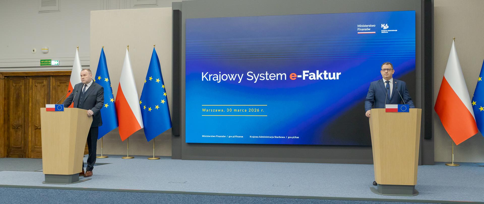 Marcin Łoboda szef Krajowej Administracji Skarbowej (KAS) oraz Zbigniew Stawicki zastępca szefa KAS podczas konferencji prasowej w Ministerstwie Finansów opowiedzieli o wdrożeniu II etapu Krajowego Systemu e-Faktur