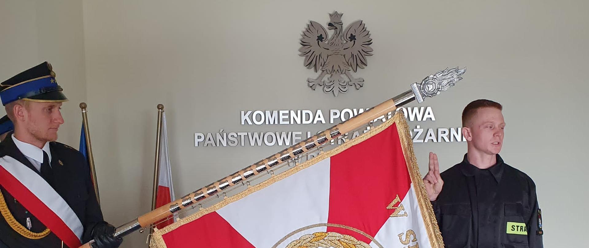 Uroczysta zbiórka z okazji ślubowania, które złożył strażak przyjęty do służby przygotowawczej w Państwowej Straży Pożarnej.