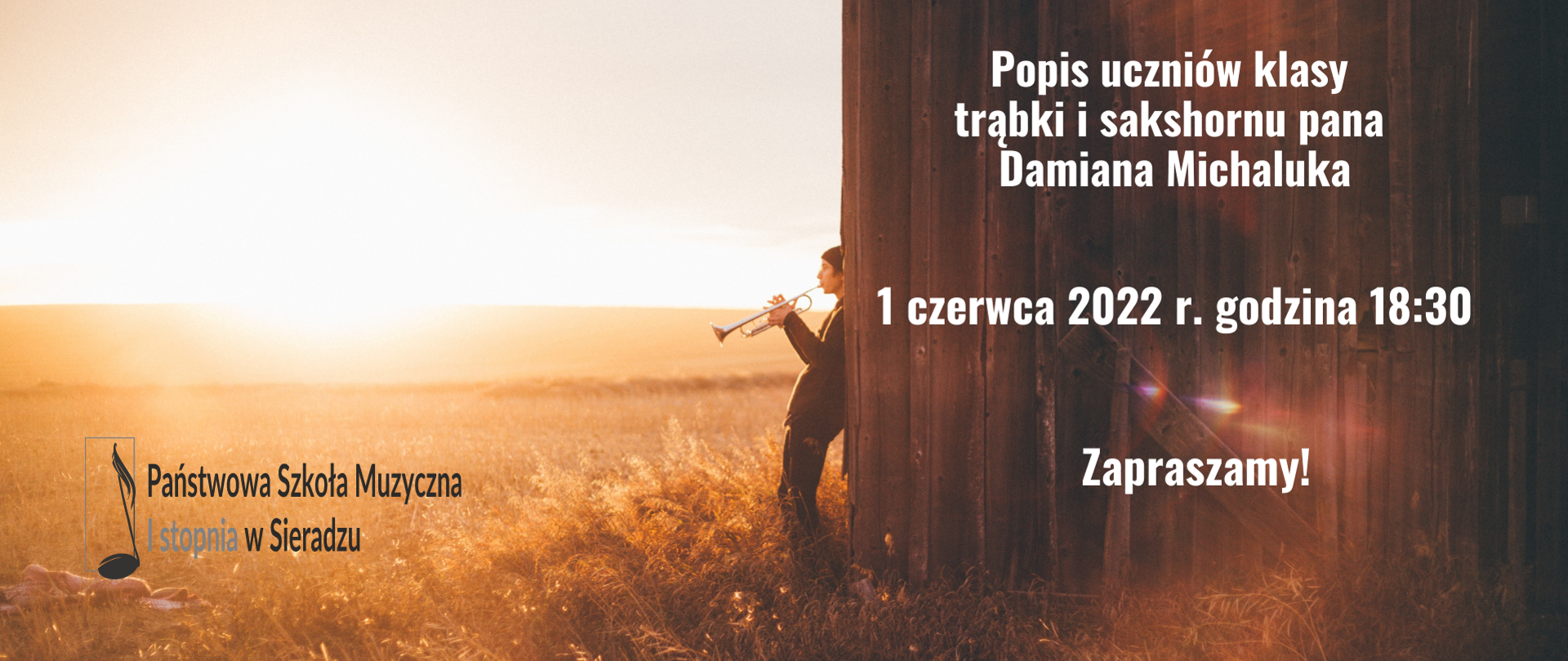 Wschodzące słońce nad polem. Po prawej stronie chłopiec oparty o stodołę gra na trąbce. W lewym, dolnym rogu logo PSM I st. w Sieradzu. Na ścianie stodoły napis białymi literami: Popis uczniów klasy trąbki i sakshornu pana Damiana Michaluka. 1 czerwca 2022 r. godzina 18:30 Zapraszamy!