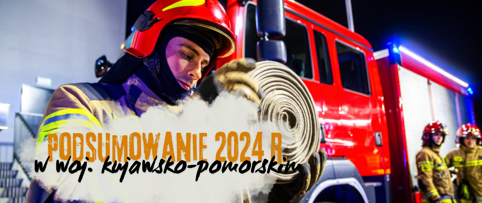 Baner z napisem Podsumowanie 2024 r.
Napis na tle strażaka zwijającego węża, w dali pojazd pożarniczy, dwóch innych strażaków.
