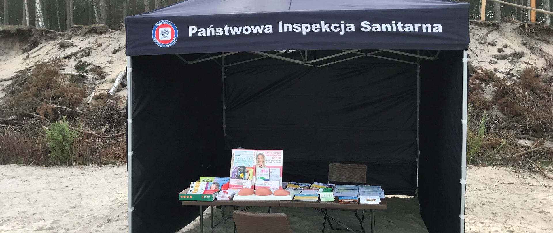 namiot inspekcji sanitarnej na plaży w Lubiatowie