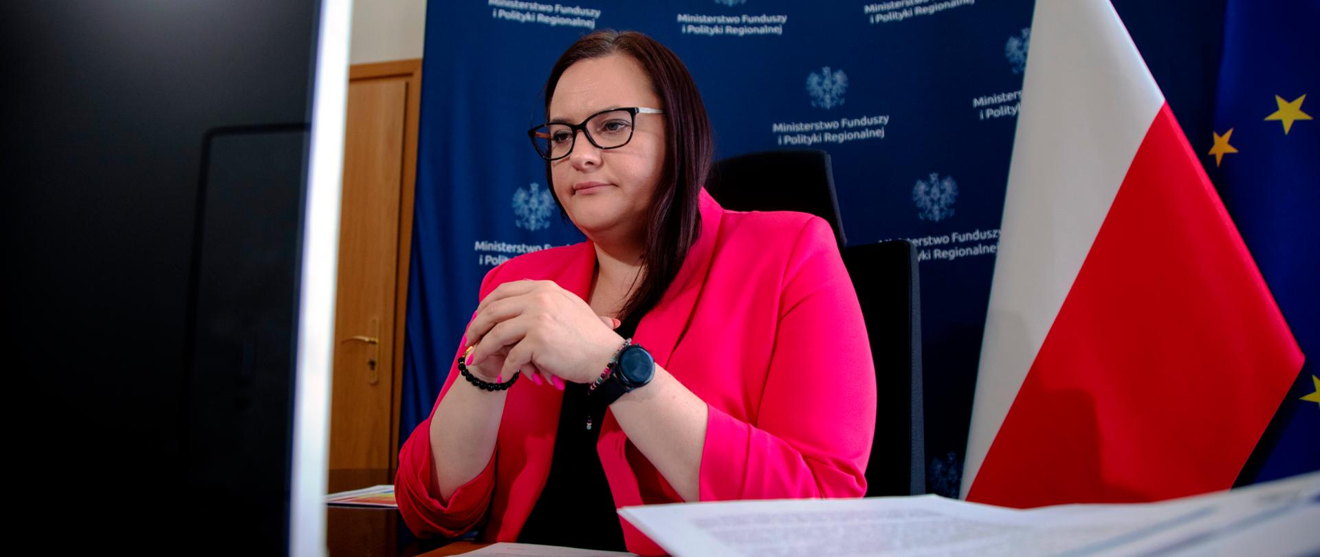 wiceminister Małgorzata Jarosińska-Jedynak przed komputerem uczestniczy w spotkaniu online
