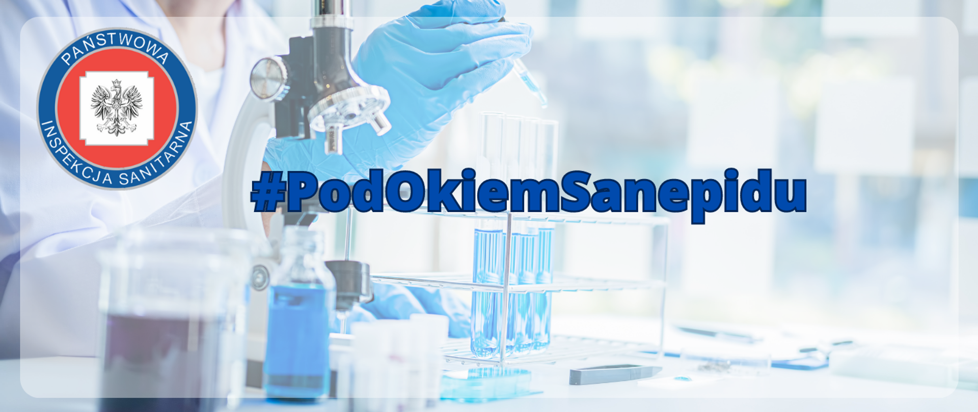 Na grafice jest laborant, który ma przed sobą próbówki oraz mikroskop. W centrum jest napisane #PodOkiemSanepidu. W lewym górnym rogu znajduje się logo Państwowej Inspekcji Sanitarnej.