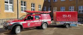Zdjęcie przedstawia samochód operacyjny PSP, którym strażacy rozwozili maseczki ochronne dla mieszkańców powiatu szczycieńskiego, w tym wypadku dla miasta Szczytno