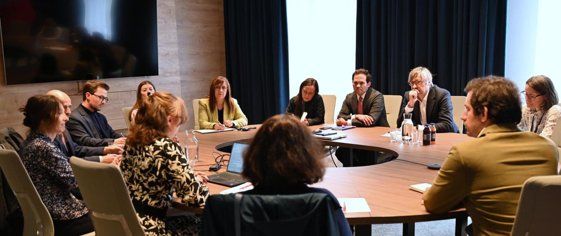 Deputy Minister Krzysztof Bolesta during a meeting with representatives of the OECD Secretariat from the Organisation’s Environment Directorate, who were participating in an assessment mission to Poland. The photo shows the Deputy Minister seated at a round table together with 11 other participants.