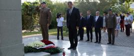 Złożenie wieńca przez ministra Pawła Solocha pod pomnikiem ku czci żołnierzy Armii Gen. Andersa i polskiej ludności cywilnej w Taszkencie