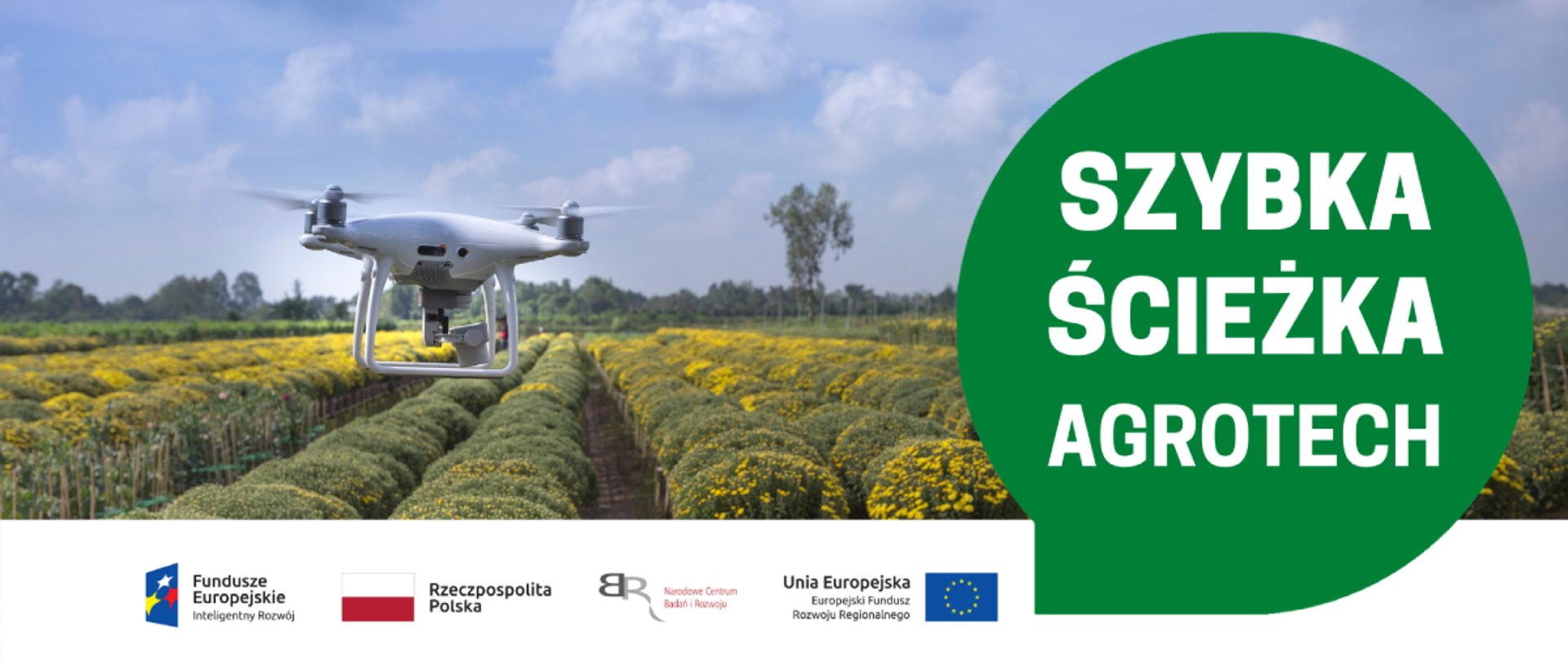 Po lewej stronie dron lecący nad polem uprawnym, po prawej w zielonym dymku napis "Szybka Ścieżka Agrotech"