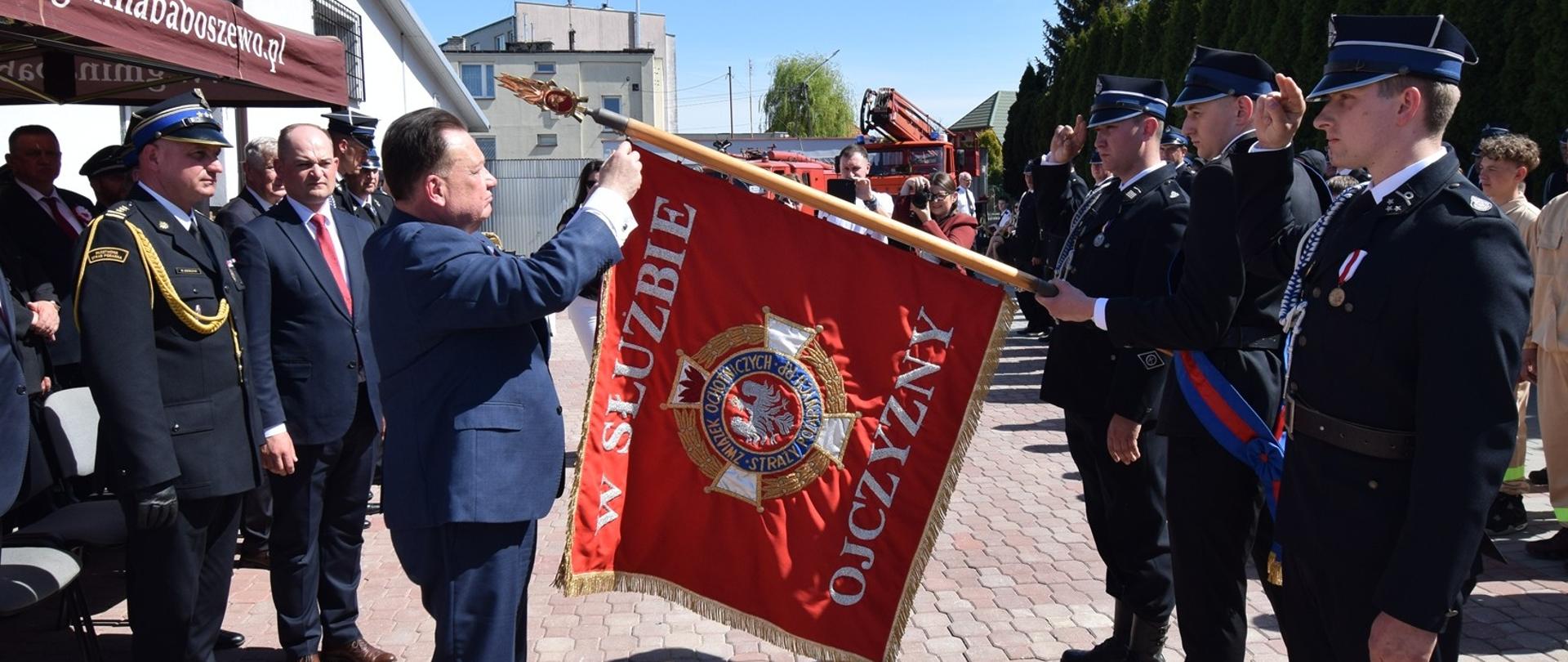 Sztandar jednostki OSP uhonorowany Złotym Znakiem Związku 