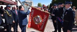 Sztandar jednostki OSP uhonorowany Złotym Znakiem Związku 