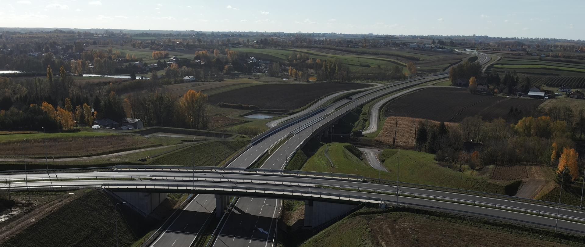 Obwodnica Opatowa = ujęcie z drona, dwujezdniowa droga, nad nią wiadukt także dwujezdniowy 