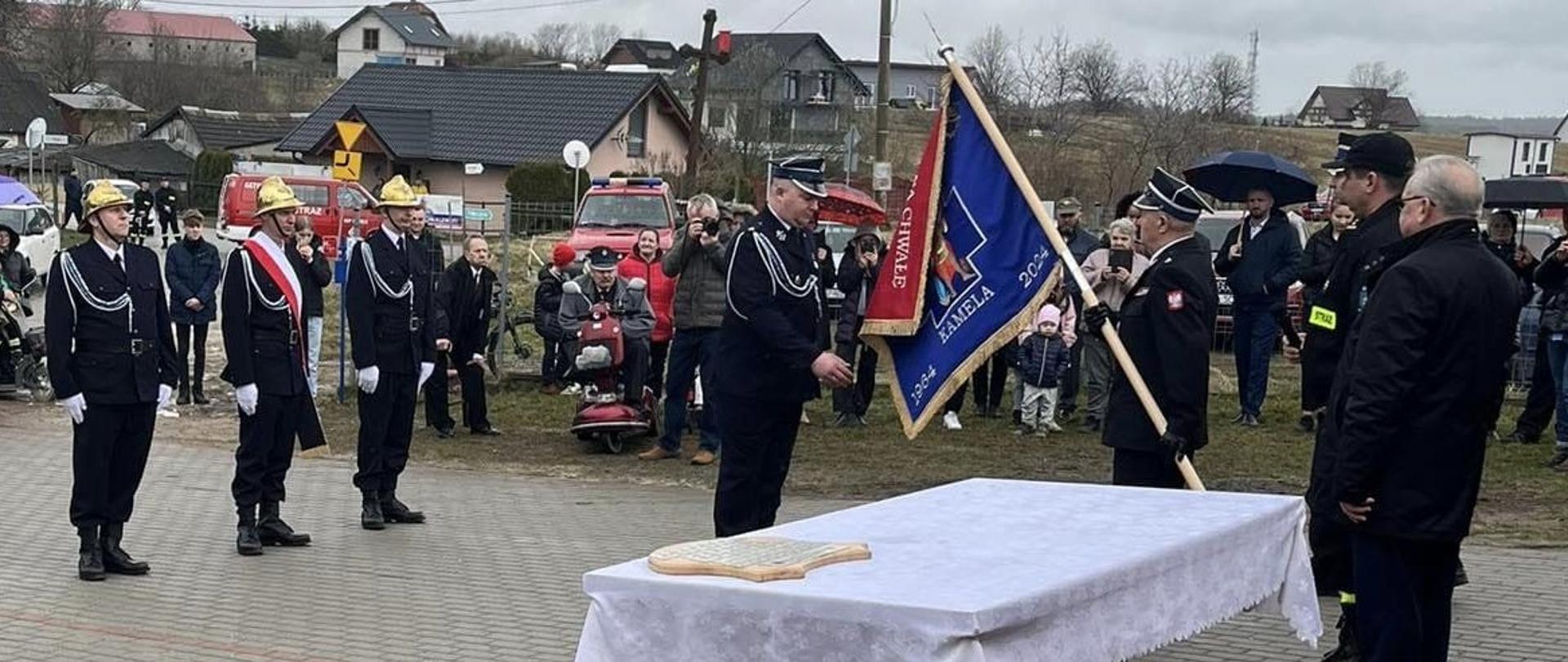 dh Andrzej Roda, Wiceprezes ZOW ZOSP RP w Gdańsku wręcza sztandar Prezesowi OSP Kamela.