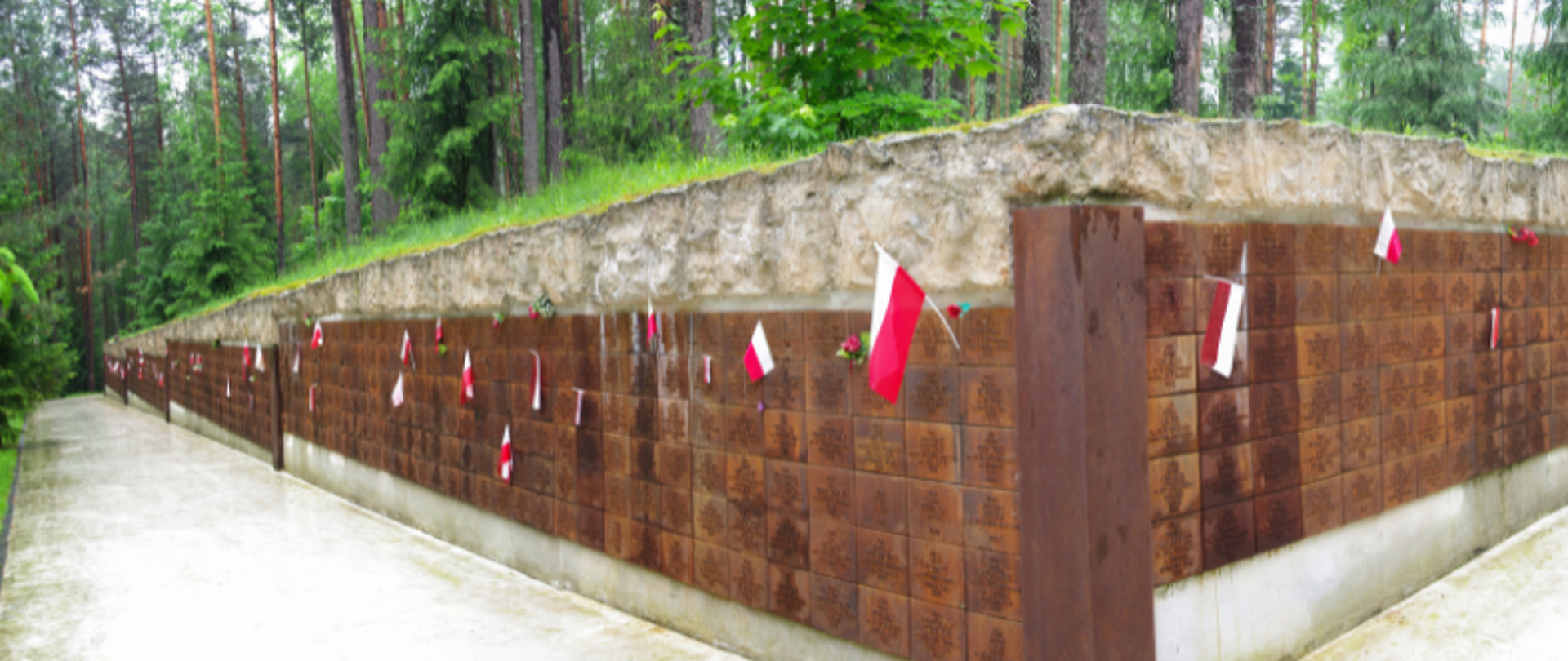 Katyń, cmentarz, ściana z inskrypcjami pomordowanych 