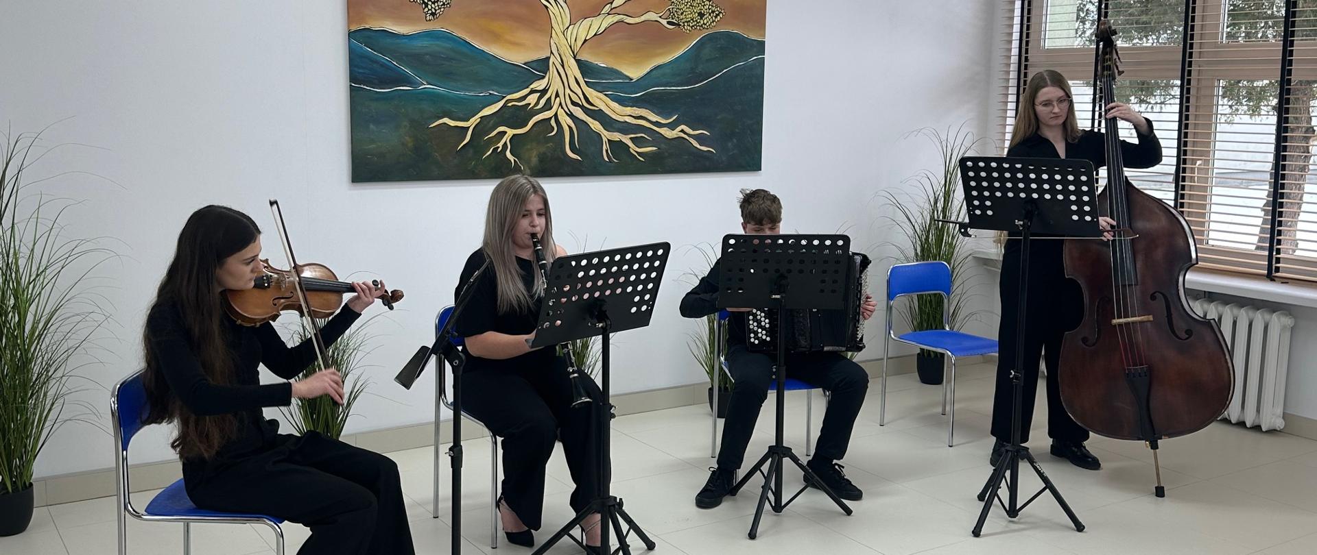 Czteroosobowy zespół kameralny CON GRAZIA podczas występu w sali Zespołu Szkół Technicznych w Mielcu.