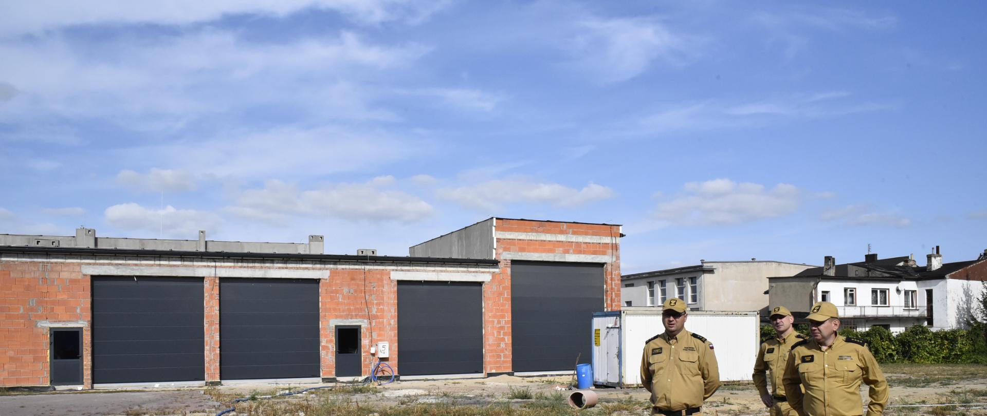 WIZYTACJA BUDOWY BUDYNKU WARSZTATOWO-MAGAZYNOWEGO PRZEZ ZASTĘPCĘ WIELKOPOLSKIEGO KOMENDANTA WOJEWÓDZKIEGO PSP