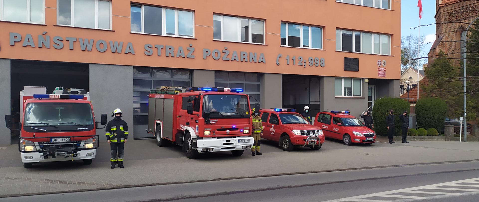 zdjęcie przedstawia upamiętnienie poległego na służbie Policjanta przez strażaków