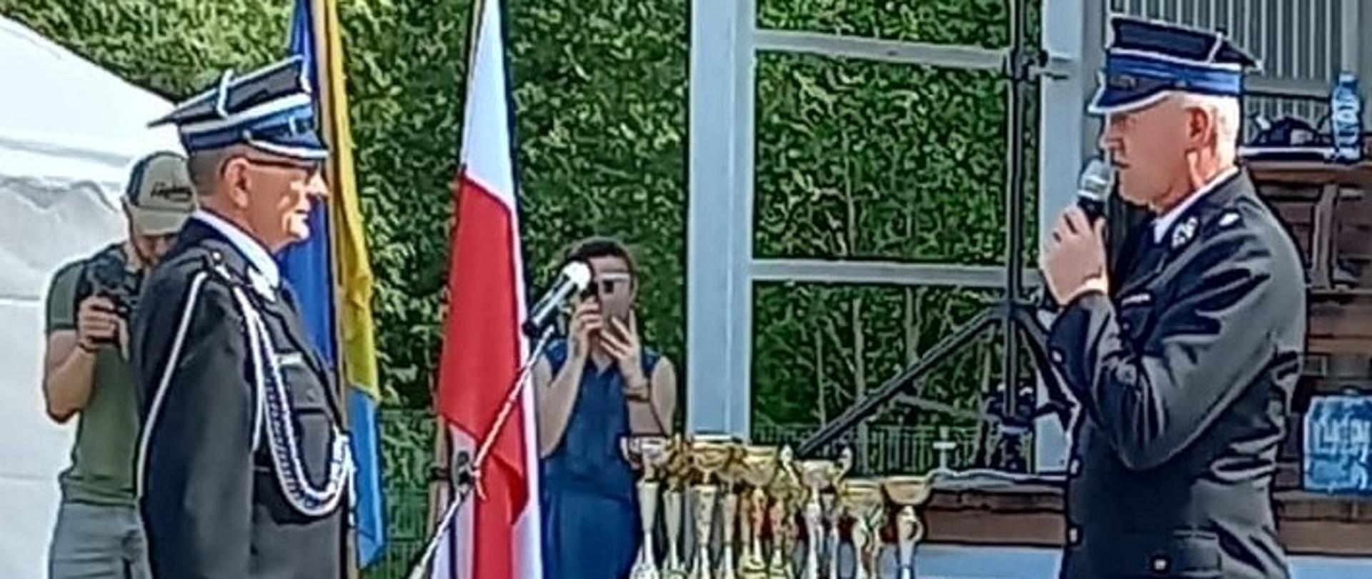 Zdjęcie przedstawia meldunek Komendanta Gminnego Ochrony Przeciwpożarowej, Prezesowi Powiatowemu ZOSP RP 