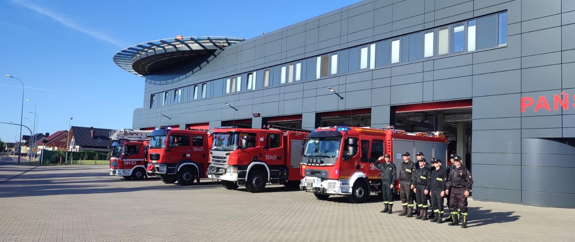 Strażacy ze Żnina oddają hołd zmarłemu tragicznie koledze.
