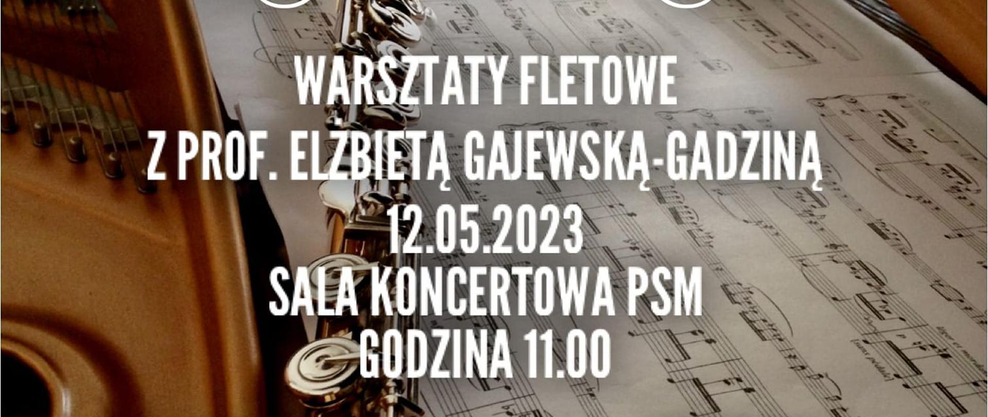 plakat, białe napisy na tle rozłożonych nut. Na nutach leży flet prosty. Całość umieszczona wewnątrz fortepianu.