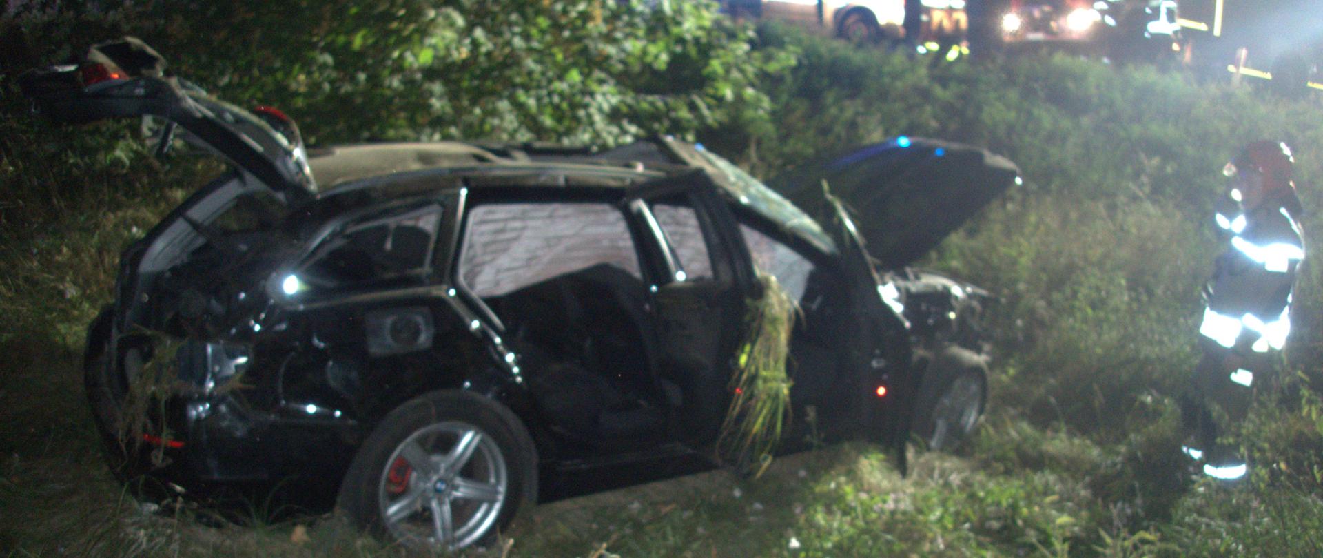 Zdjęcie przedstawia wrak pojazdu po wypadku